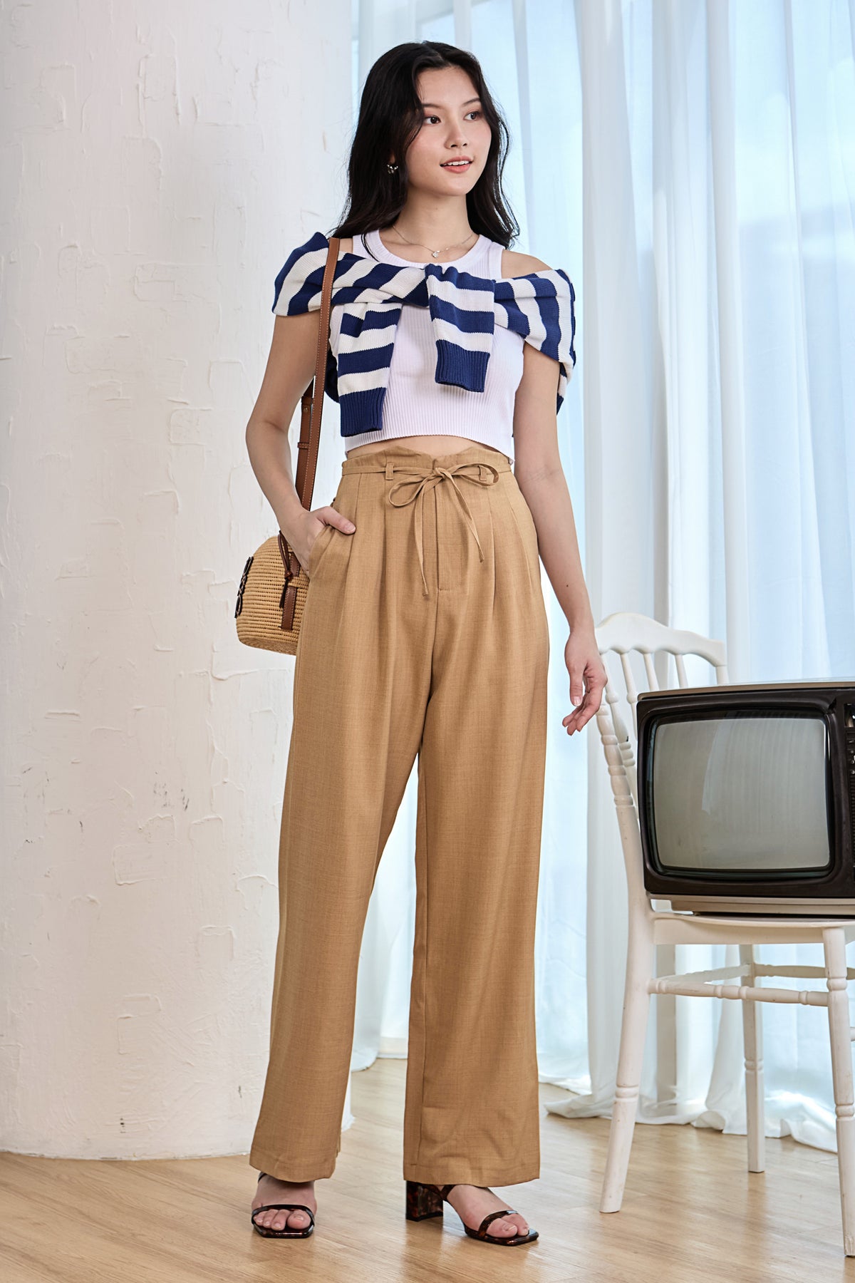 V-Cut Wide-Leg Pants in Camel